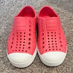 Native Kids Water Shoes - Coral and White